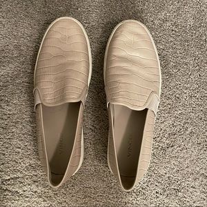 Vince Blair 5 Slip ons in neutral / beige